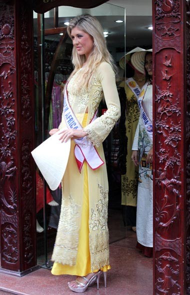 Thí sinh đến từ Nam Phi với tà áo dài và nón lá tại Mrs World 2009, Việt Nam.